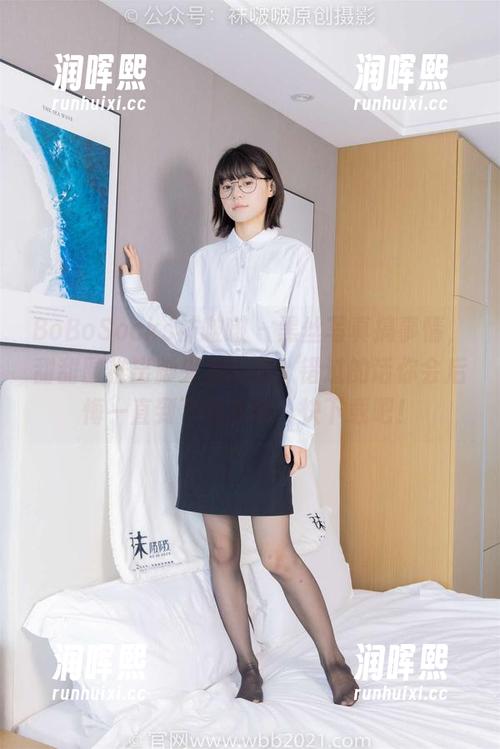 BoBoSocks袜啵啵-甜甜圈 BoBoSocks袜啵啵 - 黑丝写真搞事情,甜甜圈推出脚尖加固款,错过的话你会后悔一直到下次更新~快下载吧!