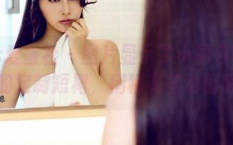 IMiss爱蜜社 – 图片显示了小丽莎萌萌哒的定制短裙，稍稍有些动情呢