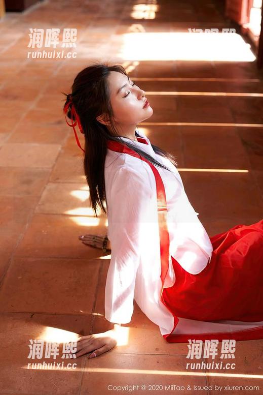 MiiTao蜜桃社-木奈奈 MiiTao蜜桃社 - 木奈奈的高清写真:女神上线,是我眼花还是她真地在发光?
