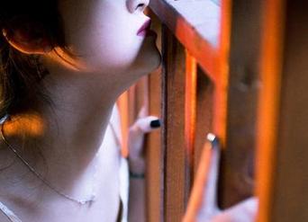 PDL潘多拉 – 浴缸专属：温心怡的美图精选，水滴声响中涌动着千丝万缕的意味。