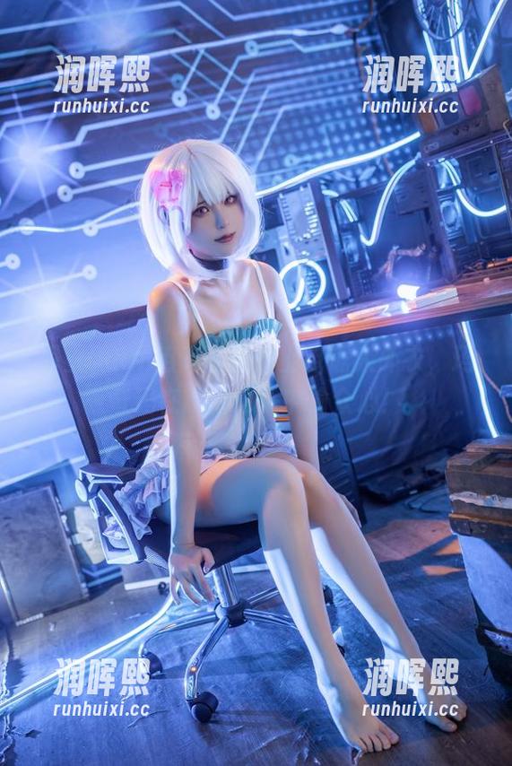 Quan冉有点饿 明星Quan冉有点饿穿上电锯人外衣,玛奇玛在高清镜头中偷众心!