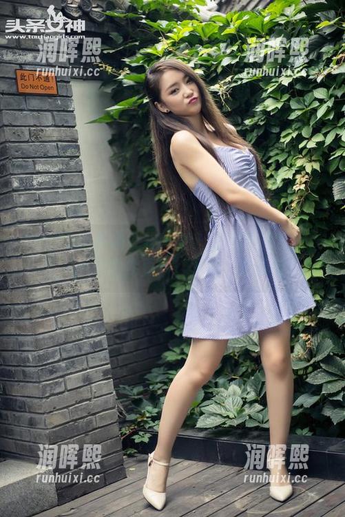 TouTiao头条女神-王佳凝 TouTiao头条女神 - 看!王佳凝化身护士,又一波图库更新,下载一键搞定!