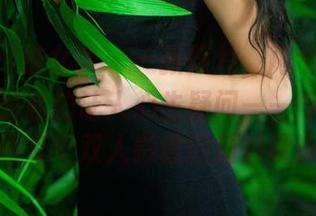 TuiGirl推女郎 – 一张照片，两个身份，田芯娜的私拍让人心生疑问——你瞧？这里还有个双人影像的精妙设计。
