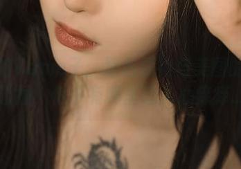 今天的Vams子：黑色旗袍与美图的完美碰撞，似乎有哪里让人心痒痒…