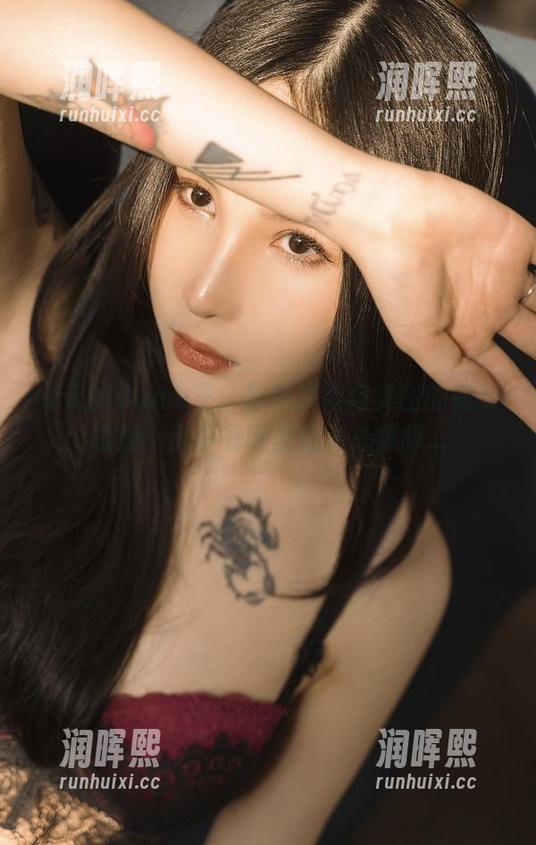 Vams子 今天的Vams子:黑色旗袍与美图的完美碰撞,似乎有哪里让人心痒痒...