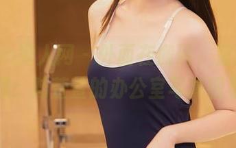 Xiuren秀人网 – 外面在搬砖，室内在拍照：陆萱萱的办公室写真图集