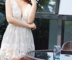 YouMi尤蜜荟 – 更新了，合法萝莉的浴缸奇遇记，洗澡和思考并行不悖？