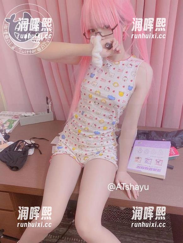 at鲨鱼 轻松一刻:私房时间里,at鲨鱼的黑丝像一层薄雾惹人醉。