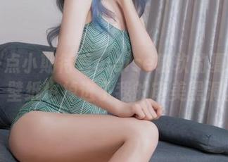 怀着一点小期待看eloise软软的夏日写真，壁纸也掉进了我的审美黑洞。