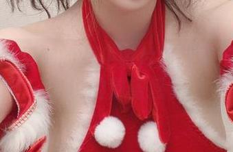 在依依超级懒的女仆照片里找寻那抹无法言说的甜蜜感。