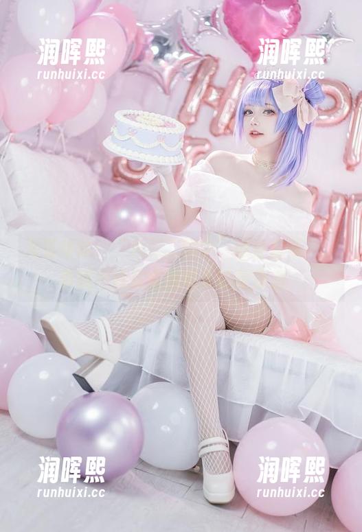 六二二同学 完整体验:“六二二同学”的全套写真,真搞不懂这衣服哪来的想象力。