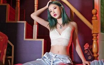 嗲囡囡 – 服务生不够，快来看“芷儿Momoko护士”的图包，保证你想立马下载！