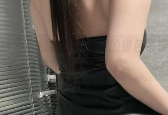微密圈 – 在线目击，奶雯的银色吊带裙好像在跟光打招呼。
