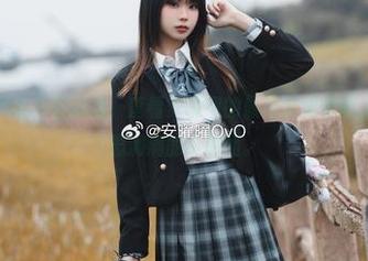手里的咖啡都忍不住滴落，查看安曜曜的最新学姐套图，真是个小心思满满的小姐姐。