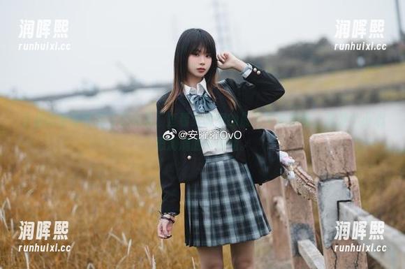 安曜曜 手里的咖啡都忍不住滴落,查看安曜曜的最新学姐套图,真是个小心思满满的小姐姐。