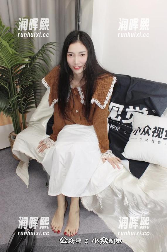 小众视觉-玲玲 小众视觉 - 玲玲的无圣光写真,套装其实是个谜