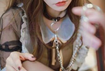 小泉学姐吖的美腿？原图里那两条腿可真迷人，动不动让我想多看几眼。