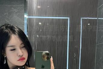 微密圈 – 打开张鑫baby的蕾丝内衣，图片中的无圣光，竟然有种不小的诱惑。