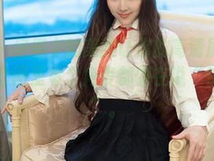 推女郎 – 何何夕的美腿让你的高清屏幕都不够用，套图里每个角度都像在说“快来瞧我”。