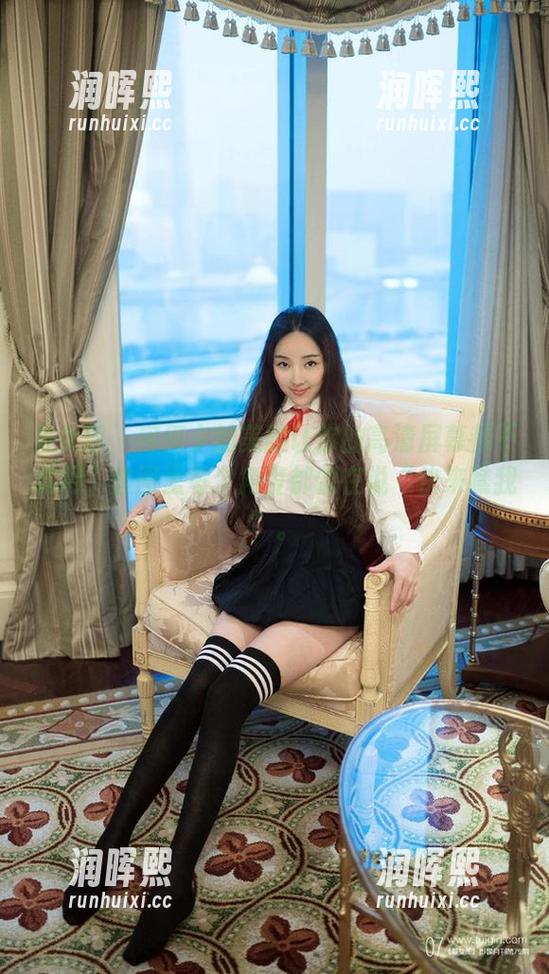 推女郎-何何夕 推女郎 - 何何夕的美腿让你的高清屏幕都不够用,套图里每个角度都像在说“快来瞧我”。