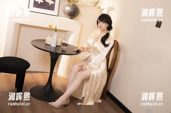 星之迟迟 星之迟迟的私拍,原图看看女王的俏皮一面吧。