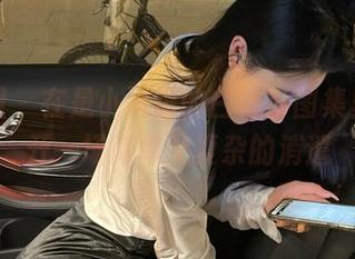 微密圈 – 在是小逗逗的白衬衫图集里，展开一场简单又复杂的消遣