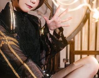 王胖胖u的PA15校服cos，总让人想起那个总是扮酷的同学，让人忍俊不禁。