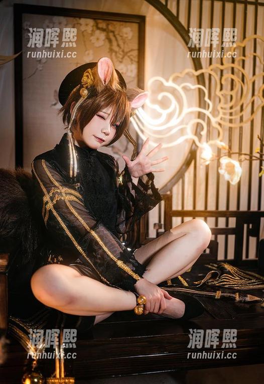 王胖胖u 王胖胖u的PA15校服cos,总让人想起那个总是扮酷的同学,让人忍俊不禁。