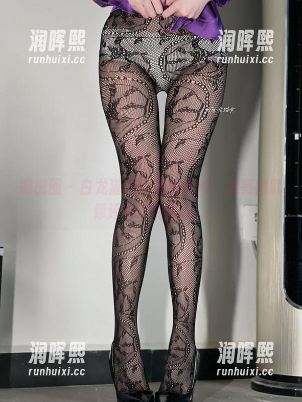 白龙猫女 微密圈 - 白龙猫女的高清照片,油亮得就像还没干的油漆。