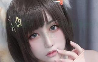 在档案室OL的美图中，芊川一笑MNK有种说不出的漫不经心。