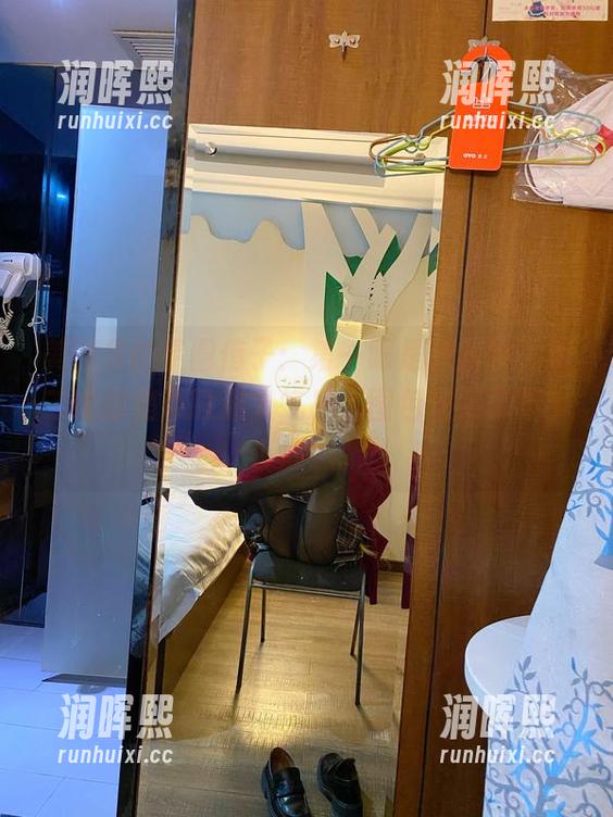 芋圆侑子 美图里的芋圆侑子:第一眼是职业装,第二眼却是那股迷人气息,图包里藏了不少小心思。