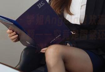 花漾show – 学姐Angela喜欢猫的图包里似乎藏着难题——究竟是图案还是心思，难以分辨？