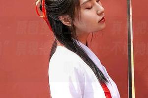 蜜桃社 – 原图里的王静瑶，真是把婚纱的“重量”展现得淋漓尽致…不过她的酒量呢？