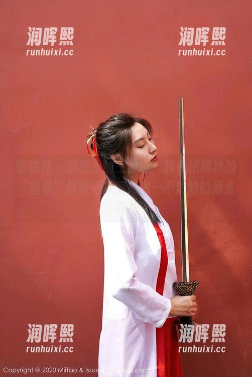 蜜桃社-王静瑶 蜜桃社 - 原图里的王静瑶,真是把婚纱的“重量”展现得淋漓尽致…不过她的酒量呢?