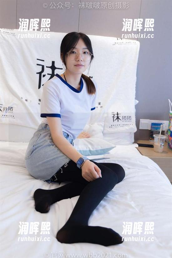 袜啵啵-熊熊 袜啵啵 - 从容不迫地欣赏熊熊的蓝色短棉袜私房合集,踩脏也别有风味