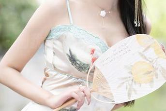 语画界 – 别犹豫，下载李丽莎的女王写真，保证不会失望！