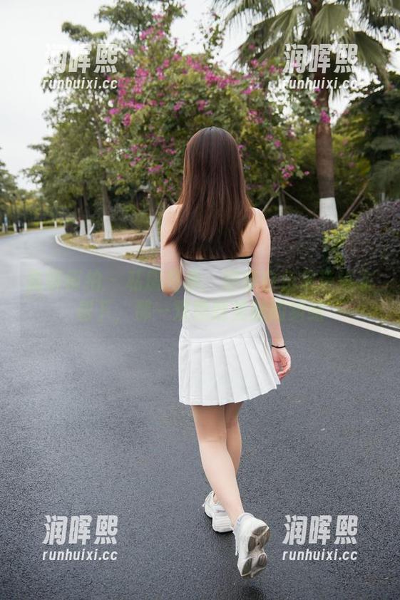 魔镜街拍-婷婷 魔镜街拍 - 私房图集:婷婷白色吊带连衣裙下,那一双黑丝美腿的纠结