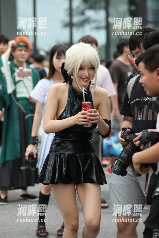 魔镜街拍 精选写真集:“魔镜街拍”的丝袜调查员,突然觉得工作也是一种享受。
